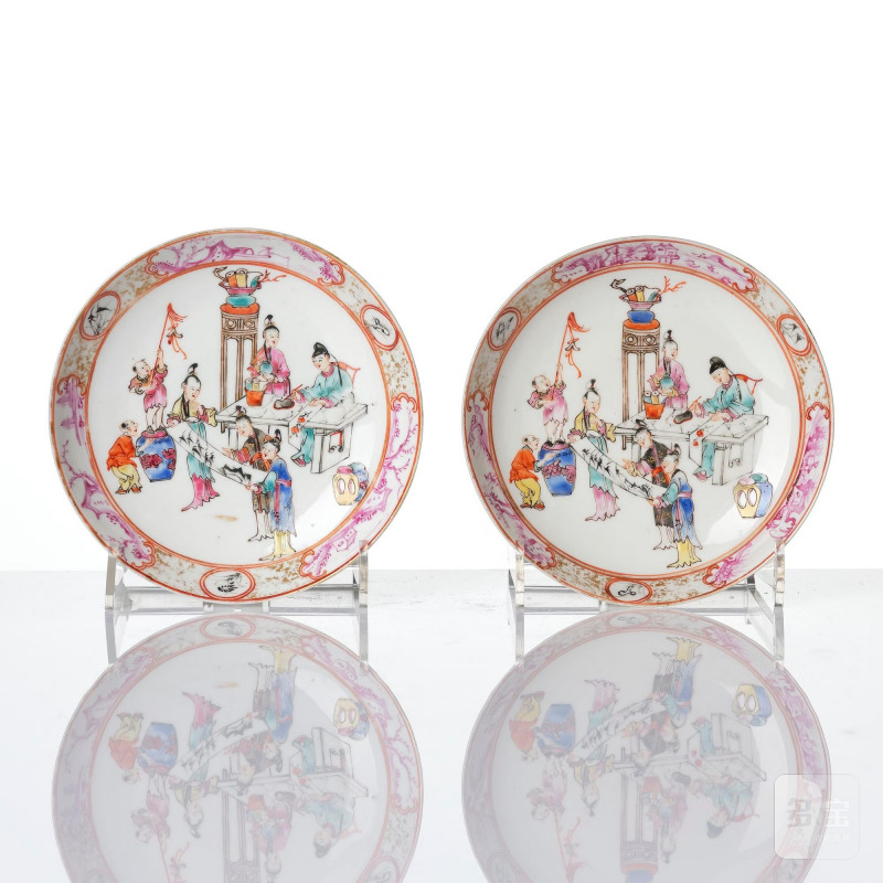 A pair of famille rose 'figural' tea cups with saucers, - 图2